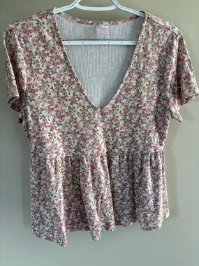 No Boundaries Pink Cream Floral V-Neck Peplum Tee